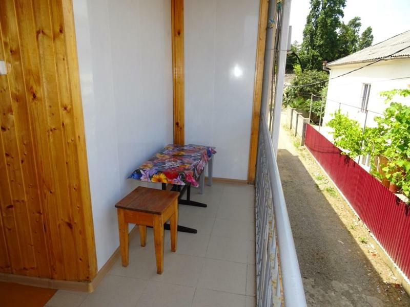 Guesthouse On Zheleznodorozhnaya Сухуми Екстериор снимка