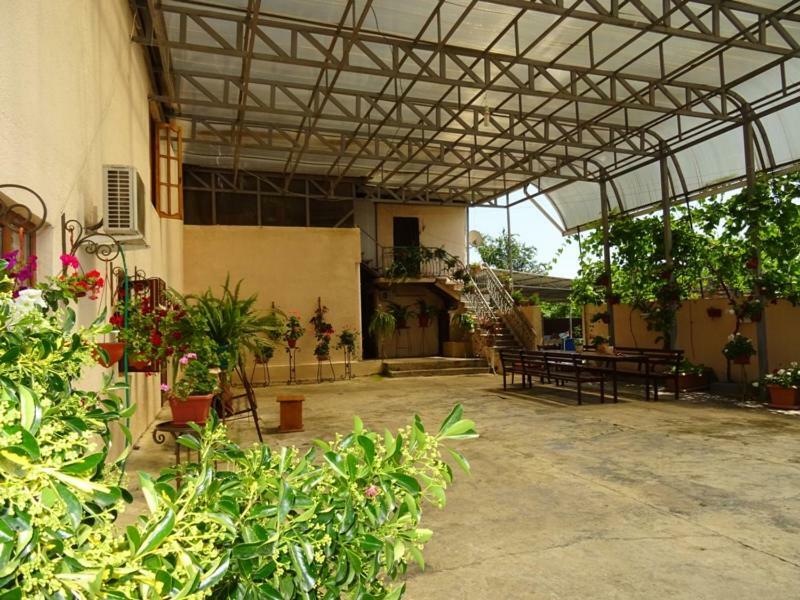 Guesthouse On Zheleznodorozhnaya Сухуми Екстериор снимка